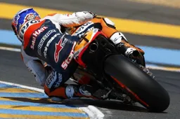 MotoGP Le Mans Warm Up: Stoner litiga, Lorenzo in fumo