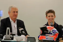 Casey Stoner presenta il casco per la 8 ore di Suzuka