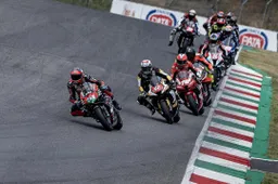 CIV Superbike: Del Bianco fa spettacolo, ma all'arrivo ci sono solo 9 moto..
