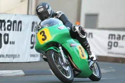 Classic TT: Michael Dunlop a 120 mph con la Suzuki XR69, McGuinness con la Paton