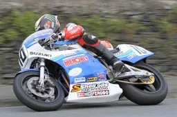 Classic TT: Michael Dunlop a 122 mph, ma Conor Cummins si avvicina