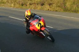 Classic TT: Mercer porta al comando la Yamaha OW01, problemi per McGuinness