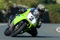 Classic TT: Bruce Anstey domina con la Yamaha YZR 500 tra le Formula 1