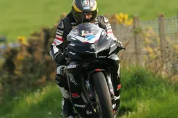 Cookstown 100: Ryan Farquhar batte Michael Dunlop e Guy Martin