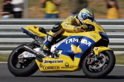 Makoto Tamada, il trionfo in Brasile 2004: tuta e casco in vendita