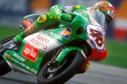 Memorabilia da GP: in vendita il casco replica di Valentino Rossi '98