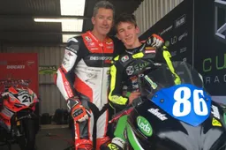Troy Bayliss pronto per la Panigale V4 R: "Corro fino a 65 anni!"