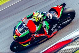 Rieccolo: Max Biaggi torna in pista con l'Aprilia a Sepang