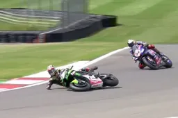 Superbike Donington, gara 2: Jonathan Rea cade, Toprak ora fa paura