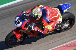 Superbike: Honda è ancora sul fondo, Leon Camier eroico
