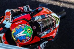 Superbike Estoril: Chaz Davies saluta vincendo, Kawasaki salva il Costruttori