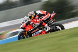 Superbike Germania, gara 1: Chaz Davies-Ducati, vittoria da sballo