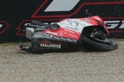 Superbike: Che volo Michael Rinaldi, sulla Ducati si è spezzato il forcellone!