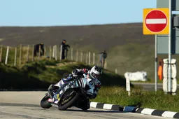 TT  Michael Dunlop a 212 km/h di media, Anstey cade ma non è grave