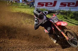 MXGP Kegums: Tim Gajser domina gara 1, Tony Cairoli paga la prima curva