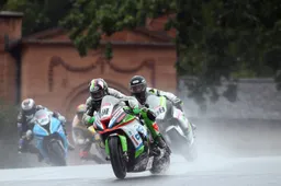 BSB Oulton, Gara 1: Vince Jake Dixon, 3° Leon Haslam