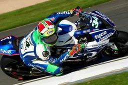 BSB Brands Hatch Davide Giugliano cade, torna in pista domenica?