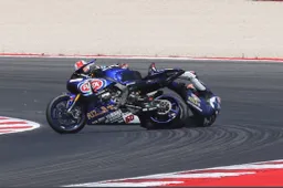 Superbike:  Pugno duro Pirelli "Ora montiamo le gomme come diciamo noi"