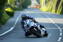 TT E' il giorno della verità Ian Hutchinson viaggia a 213 km/h di media!