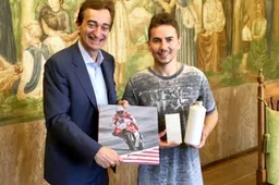 Jorge Lorenzo e il dono con la foto di Dovi, il web si scatena