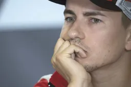 MotoGP Le Mans Lorenzo vs Rossi continua la guerra della gomma