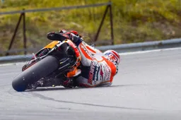 MotoGP, Marc Marquez eroe di salvataggi e inclinazioni