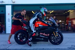 Superbike: Contatto! Marco Melandri sulla Ducati Panigale ufficiale