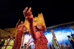 Mercantia, Certaldo: Giullari, drammaturgia e sensualità