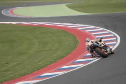 MotoGP Argentina Marc Marquez agguanta la pole, Vale Rossi settimo