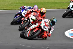 Superbike: MV Agusta cresce, Leon Camier "Bello lottare con Tom Sykes"