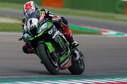 Superbike Imola Warm Up Jonathan Rea avvicina Chaz Davies