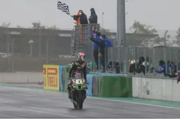 Jonathan Rea con la Kawasaki sta giocando al gatto contro il topolino?