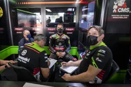 Superbike Donington: Sul bagnato Jonathan Rea in modalità distruzione
