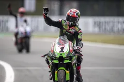 Superbike Assen: Collisione fra Yamaha, Jonathan Rea saluta e se ne va