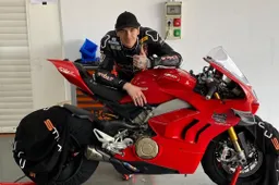 Super Scott Redding: A Valencia con la V4 S stradale va forte come la Moto2!