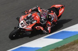 Superbike, Scott Redding strappa la Superpole a Jonathan Rea