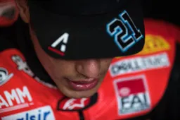 Superbike Magny Cours: Rinaldi al team Barni, Fores a piedi