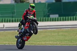 Superbike, Lorenzo Savadori-Aprilia a Misano vincono per KO tecnico