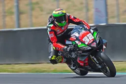 Superbike: CIV Michele Pirro che caduta, Lorenzo Savadori che vittoria