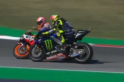 MotoGP Misano: Maverick Vinales pole, Rossi-Marquez che scontro!