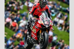 Superbike: Scott Redding-Ducati, adesso c'è anche la firma