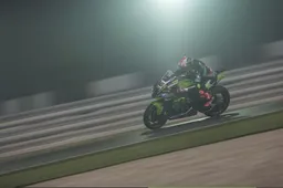 Superbike Qatar: Tom Sykes straccia il record e batte Jonathan Rea