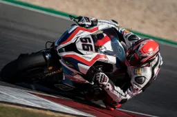 Tom Sykes cade due volte ma assicura "Siamo da podio"