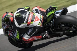 Superbike Donington Gara 1 Tom Sykes suona la nona Rea e Ducati a terra