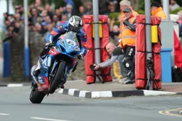 TT Senior Michael Dunlop firma il 15° trionfo con la nuova Suzuki