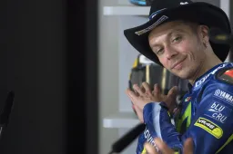 Valentino Rossi tende la mano "Tanto di cappello Romano Fenati"