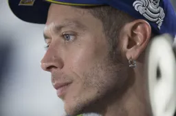 Che sfortuna: Valentino Rossi si frattura tibia e perone, trasferito a Rimini