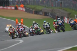 BSB Brands Hatch Indy: Differita gara 2, spettacolo sul bagnato
