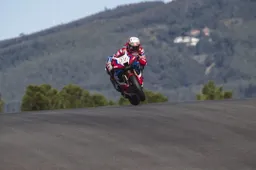 Superbike: Honda HRC fa da sola, tempi top secret a Portimao