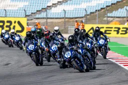 Yamaha R3 bLU cRU diventa Coppa del Mondo sotto l'egida della FIM